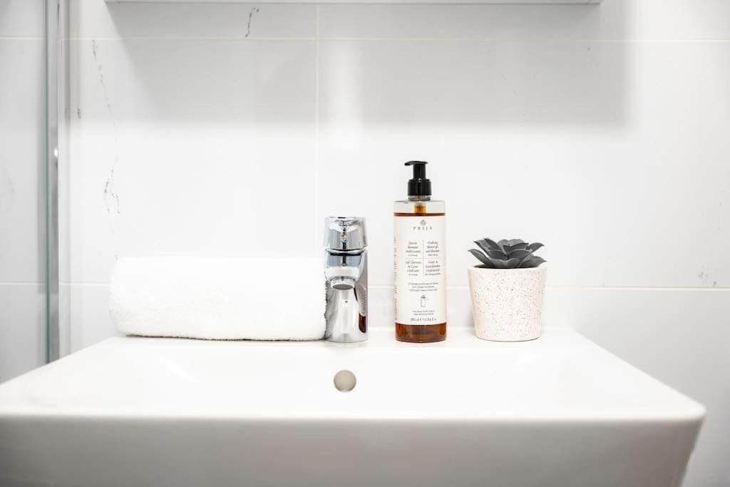 Secret Economy Studio Oasis Прага Экстерьер фото