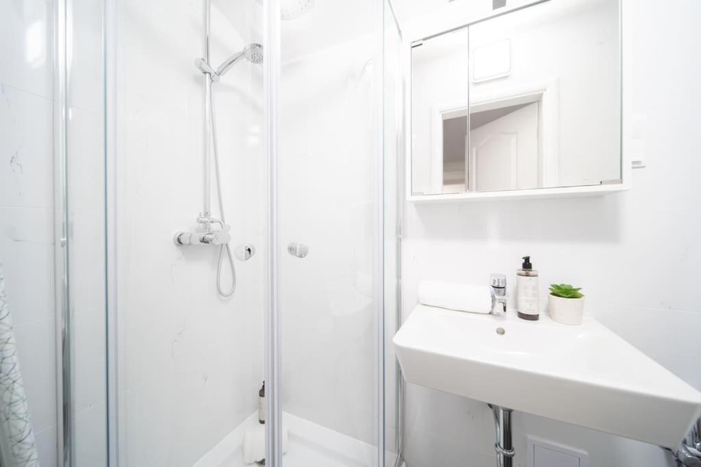 Secret Economy Studio Oasis Прага Экстерьер фото