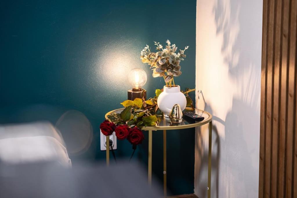 Secret Economy Studio Oasis Прага Экстерьер фото